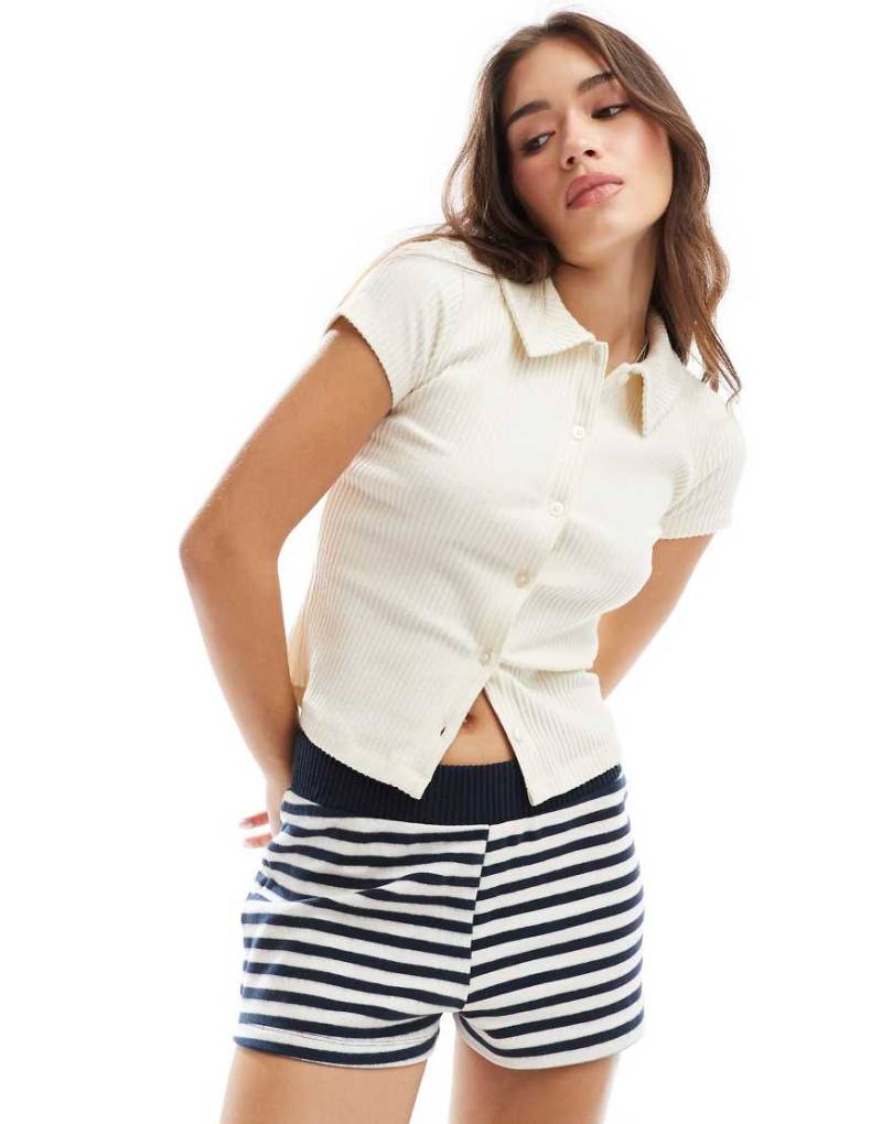 ASOS DESIGN - Superweiche, kurzärmlige Strickjacke in Creme mit Rippenstruktur und Knopfleiste-Weiß von ASOS DESIGN