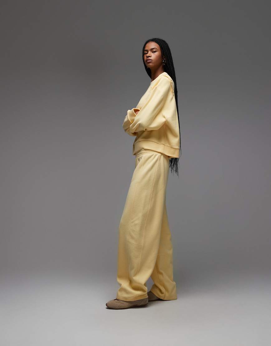 ASOS DESIGN - Superweiche, superweite Barrel-Jogginghose in Buttermilchgelb von ASOS DESIGN