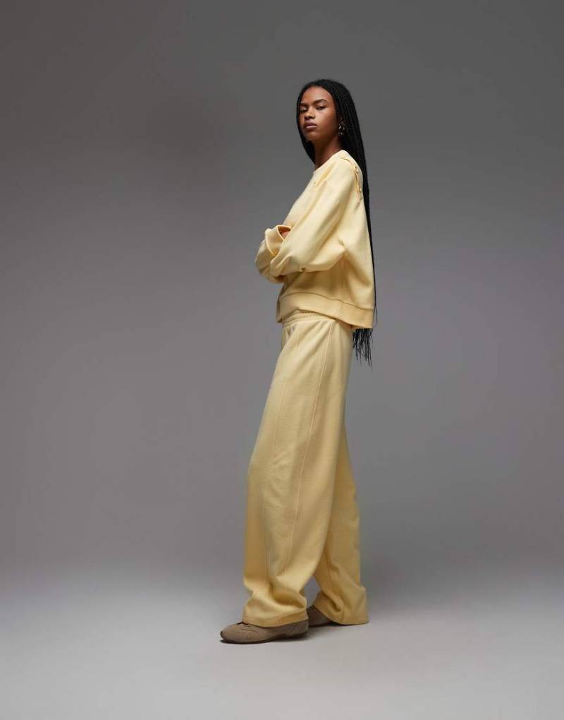 ASOS DESIGN - Superweiche, superweite Barrel-Jogginghose in Buttermilchgelb ASOS DESIGN - Superweiche, superweite Barrel-Jogginghose in Buttermilchgelb von ASOS DESIGN