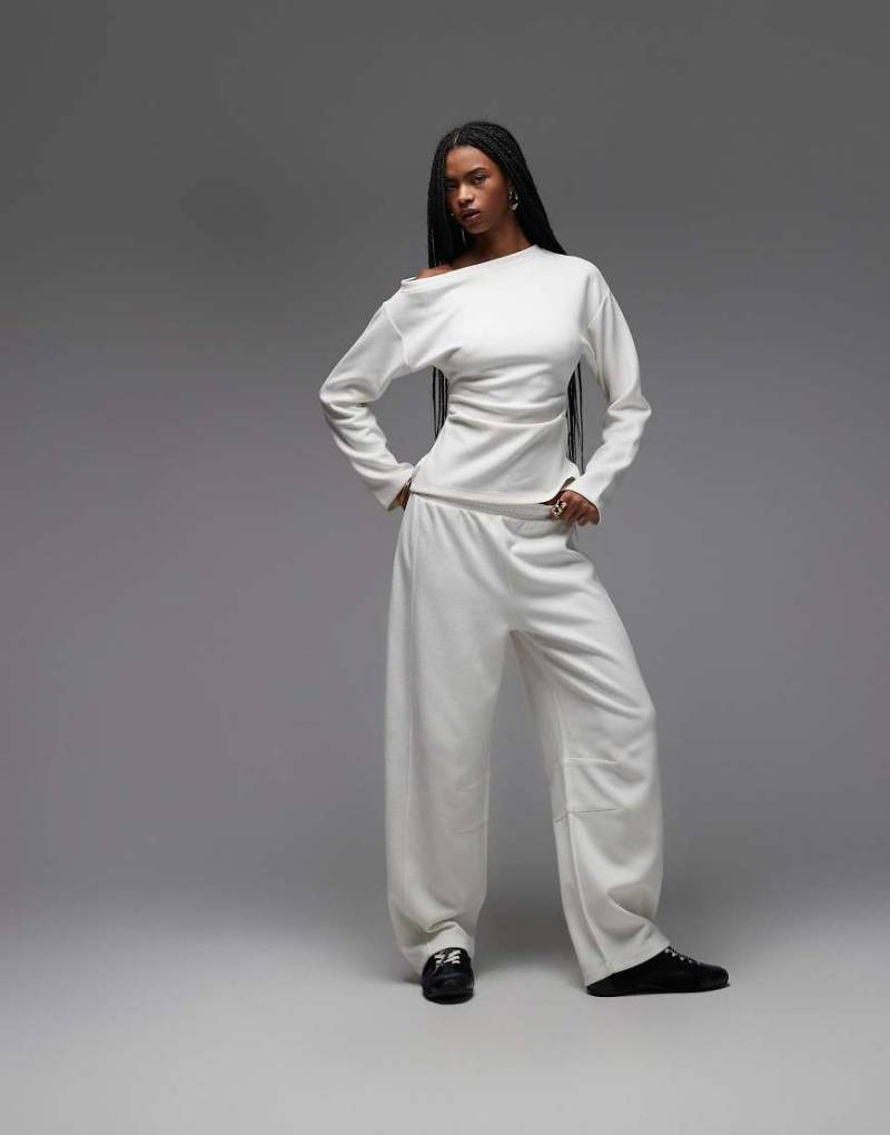 ASOS DESIGN - Superweiche, superweite Barrel-Jogginghose in Cremeweiß von ASOS DESIGN