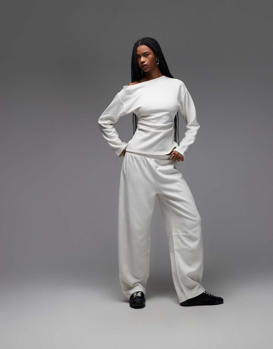 ASOS DESIGN - Superweiche, superweite Barrel-Jogginghose in Cremeweiß von ASOS DESIGN