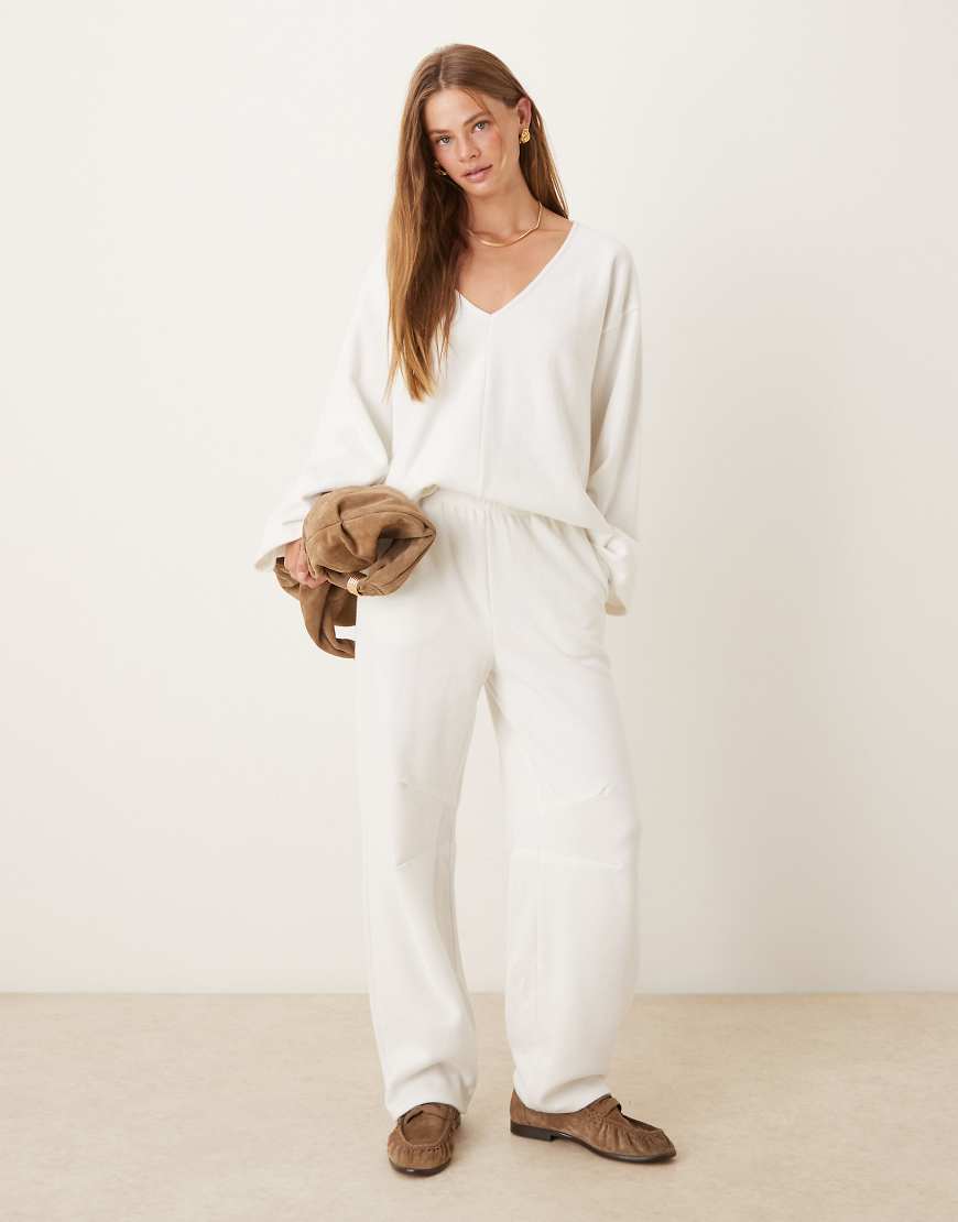 ASOS DESIGN - Superweiche Barrel-Jogginghose in Winterweiß, Kombiteil von ASOS DESIGN