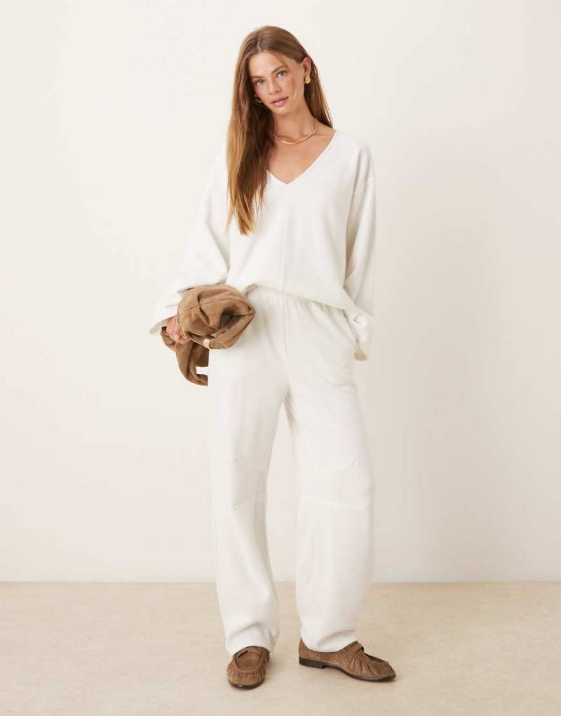 ASOS DESIGN - Superweiche Barrel-Jogginghose in Winterweiß, Kombiteil von ASOS DESIGN