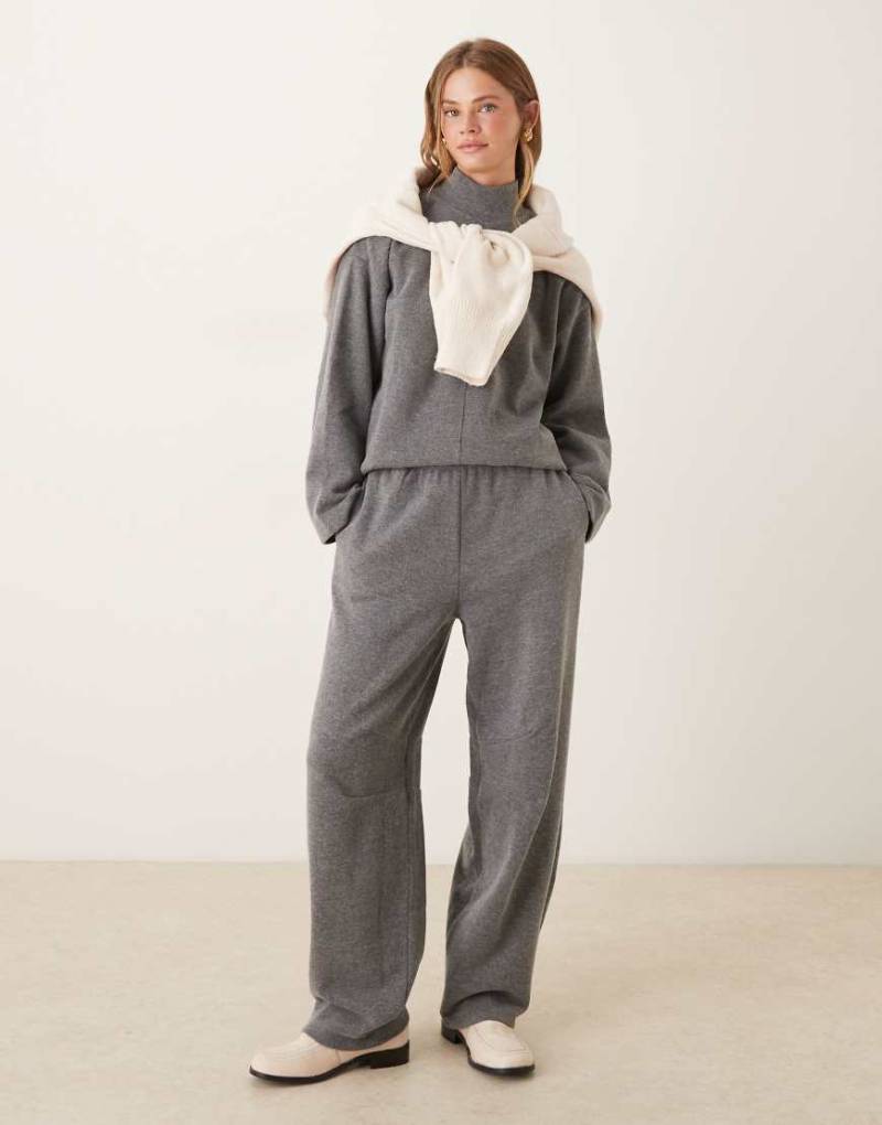 ASOS DESIGN - Superweiche Barrel-Jogginghose in meliertem Anthrazit, Kombiteil-Grau ASOS DESIGN - Superweiche Barrel-Jogginghose in meliertem Anthrazit, Kombiteil-Grau von ASOS DESIGN