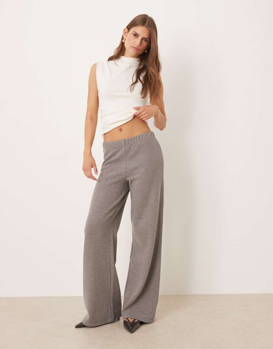ASOS DESIGN - Superweiche Hose in Grau mit weitem Bein, Kombiteil-Weiß ASOS DESIGN - Superweiche Hose in Grau mit weitem Bein, Kombiteil-Weiß von ASOS DESIGN