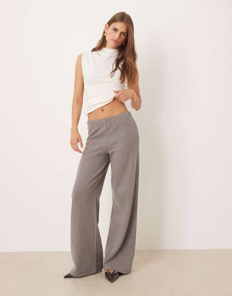ASOS DESIGN - Superweiche Hose in Grau mit weitem Bein, Kombiteil-Weiß ASOS DESIGN - Superweiche Hose in Grau mit weitem Bein, Kombiteil-Weiß von ASOS DESIGN