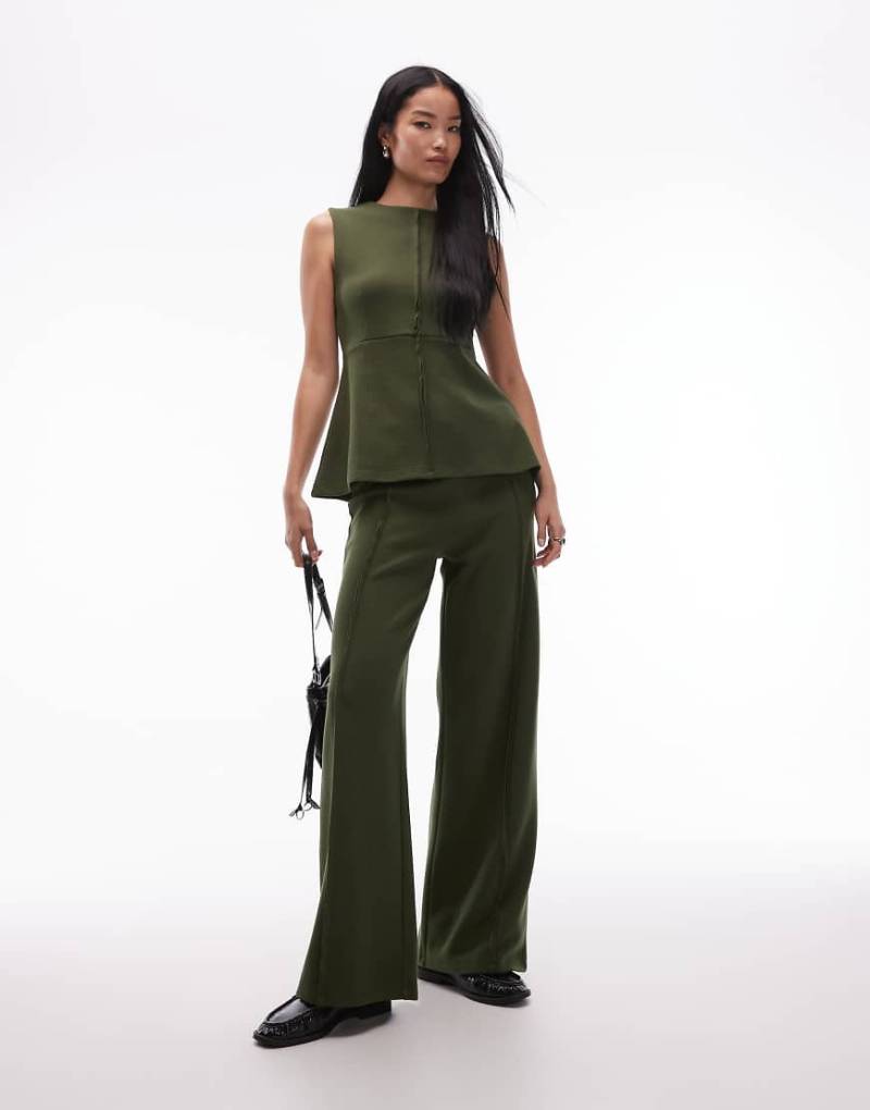 ASOS DESIGN - Superweiche Hose in Grün mit weitem Bein und Ziernaht von ASOS DESIGN