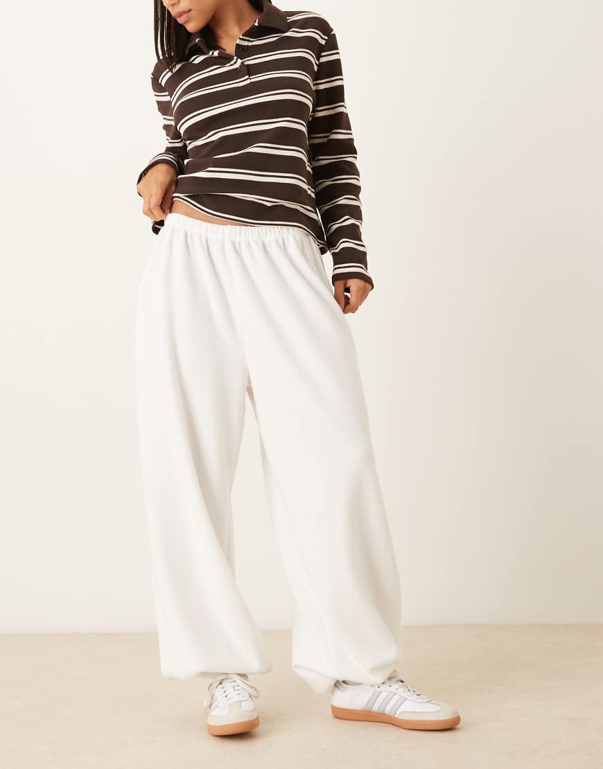 ASOS DESIGN - Superweiche Hose in Winterweiß mit Ballon-Bein von ASOS DESIGN