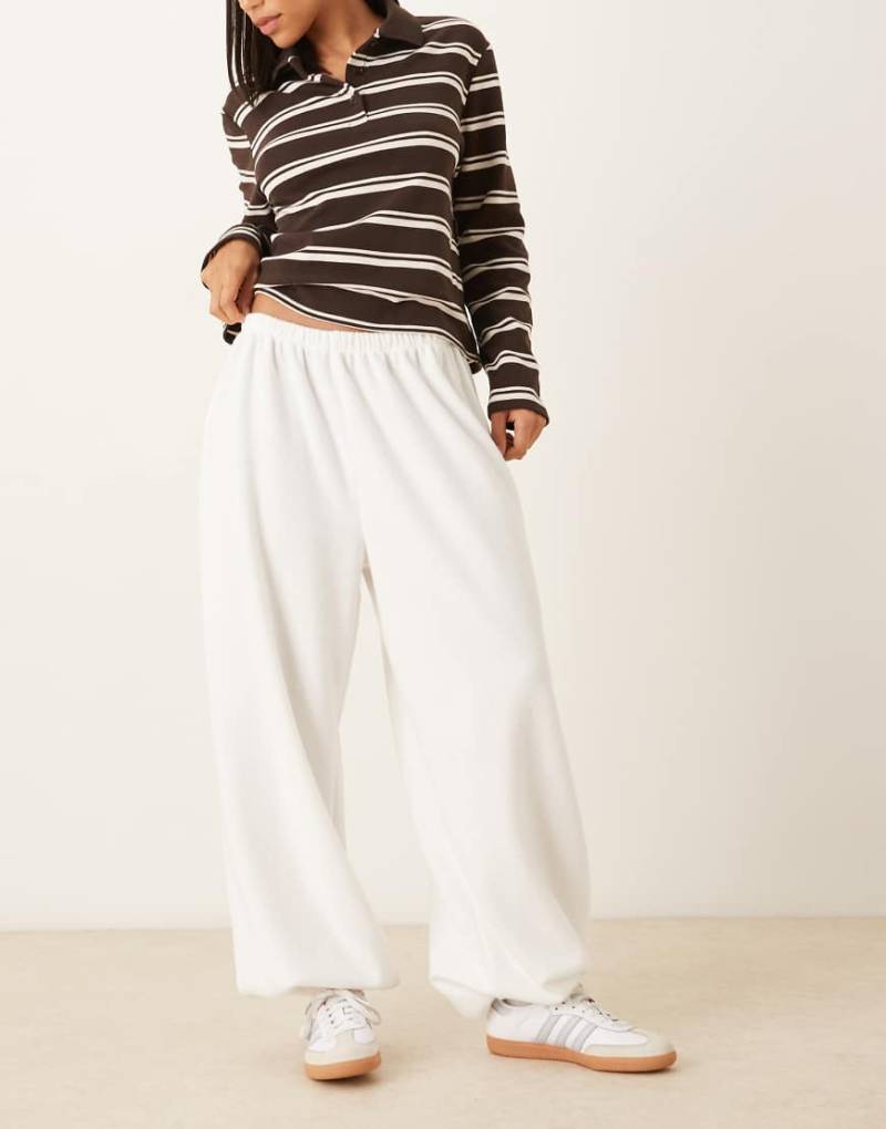 ASOS DESIGN - Superweiche Hose in Winterweiß mit Ballon-Bein von ASOS DESIGN