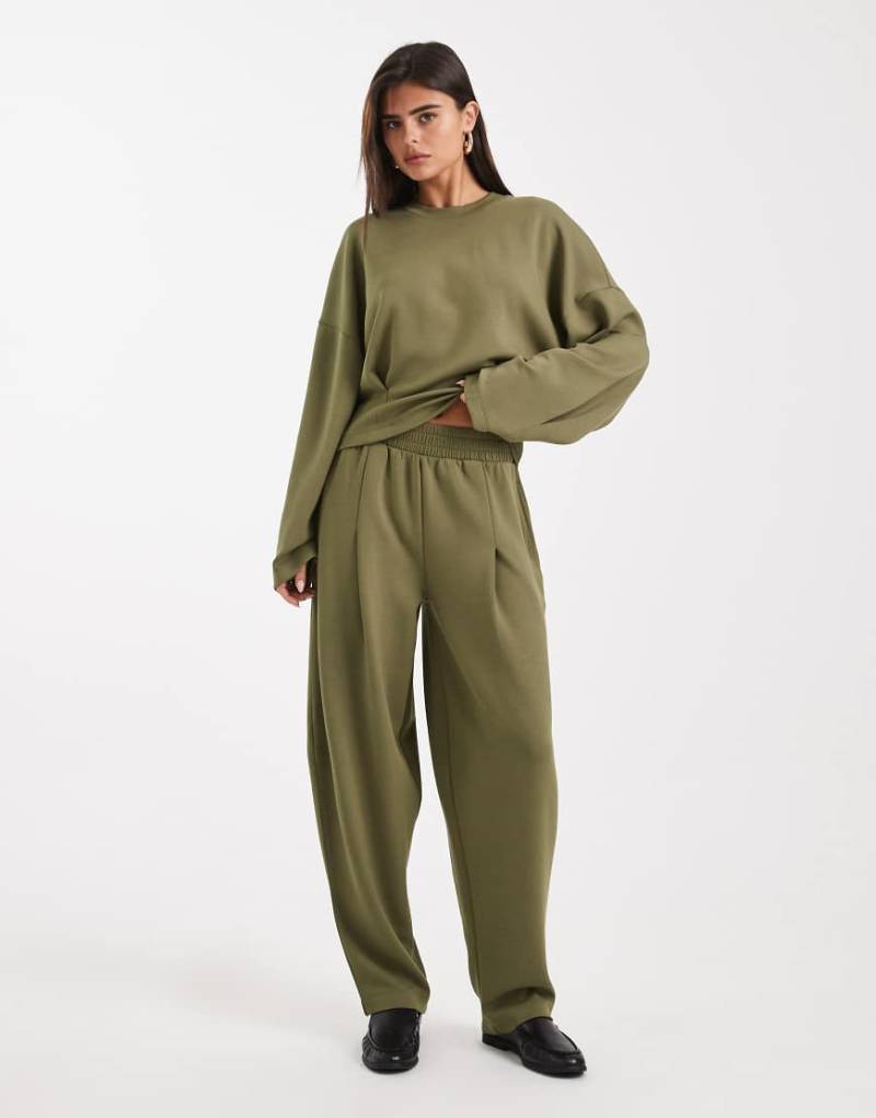 ASOS DESIGN - Superweiche Jogginghose aus Cupro in Khaki mit Barrel-Leg-Schnitt und Nahtdetails-Grün von ASOS DESIGN