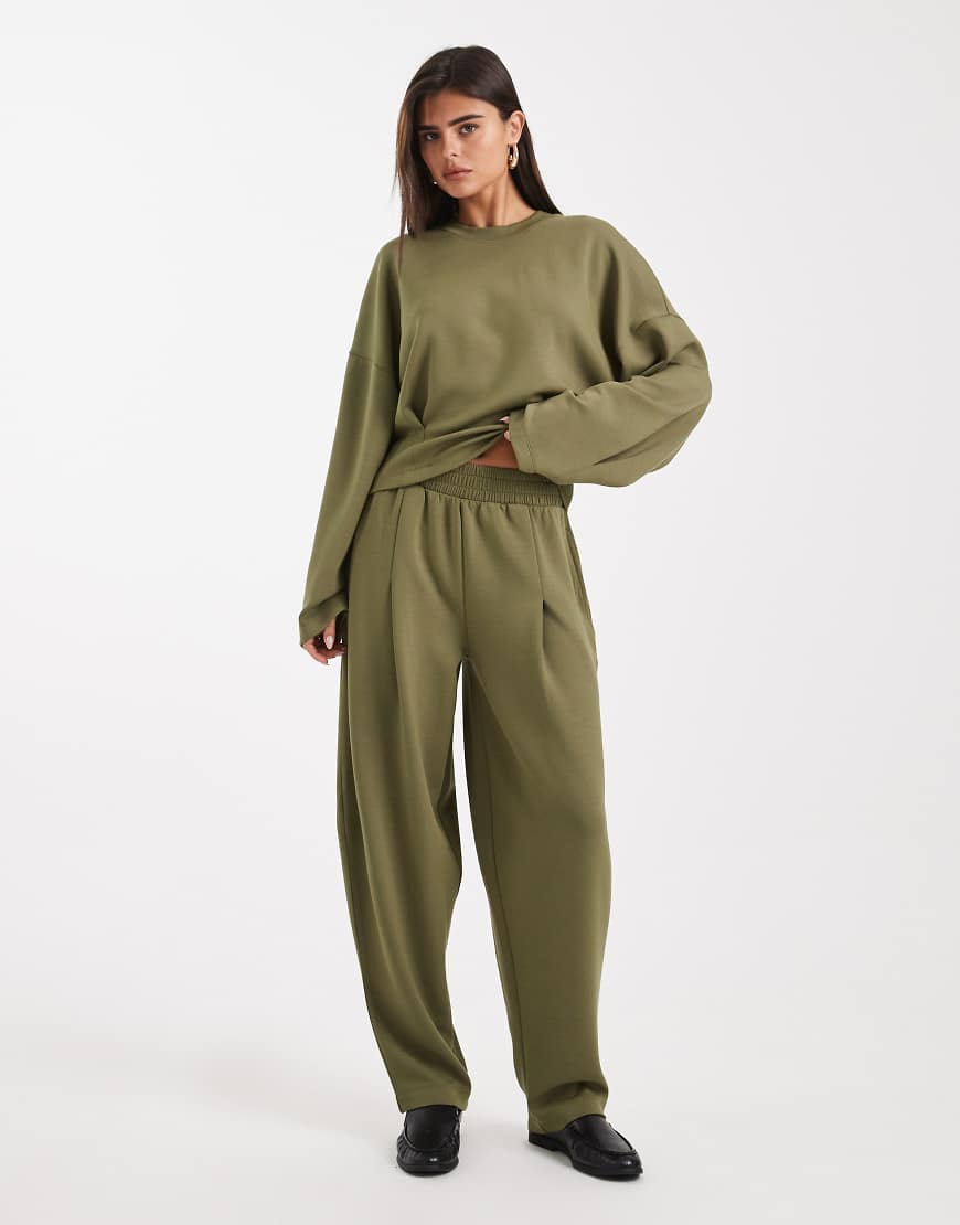 ASOS DESIGN - Superweiche Jogginghose aus Cupro in Khaki mit Barrel-Leg-Schnitt und Nahtdetails-Grün von ASOS DESIGN