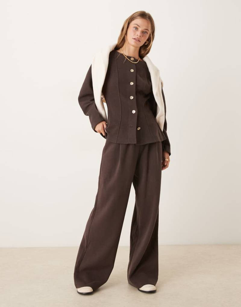 ASOS DESIGN - Superweiche Jogginghose in Schokobraun mit weitem Bein und Bundfalten, Kombiteil-Brown ASOS DESIGN - Superweiche Jogginghose in Schokobraun mit weitem Bein und Bundfalten, Kombiteil-Brown von ASOS DESIGN