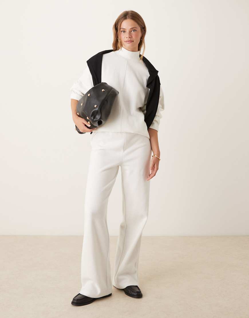 ASOS DESIGN - Superweiche Jogginghose in Winterweiß mit weitem Bein, Kombiteil von ASOS DESIGN