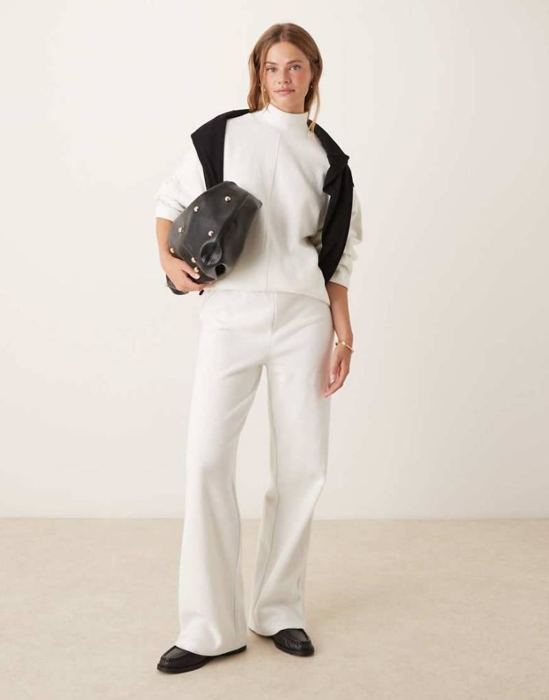 ASOS DESIGN - Superweiche Jogginghose in Winterweiß mit weitem Bein, Kombiteil von ASOS DESIGN
