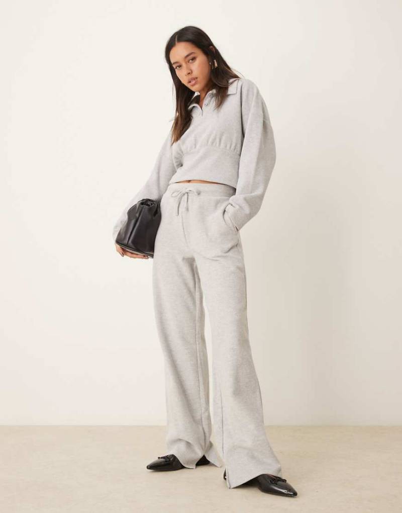 ASOS DESIGN - Superweiche Jogginghose in meliertem Grau mit Kordelzug und weitem Bein von ASOS DESIGN