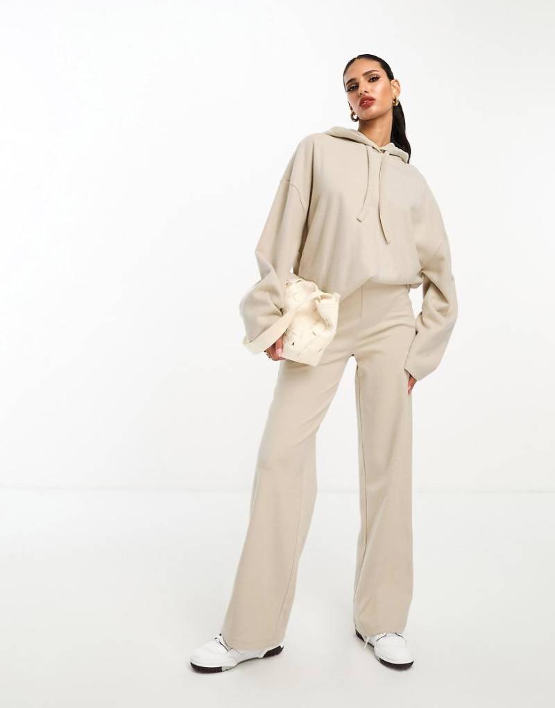 ASOS DESIGN - Superweiche Jogginghose in warmem Cremeweiß mit weitem Bein, Kombiteil von ASOS DESIGN