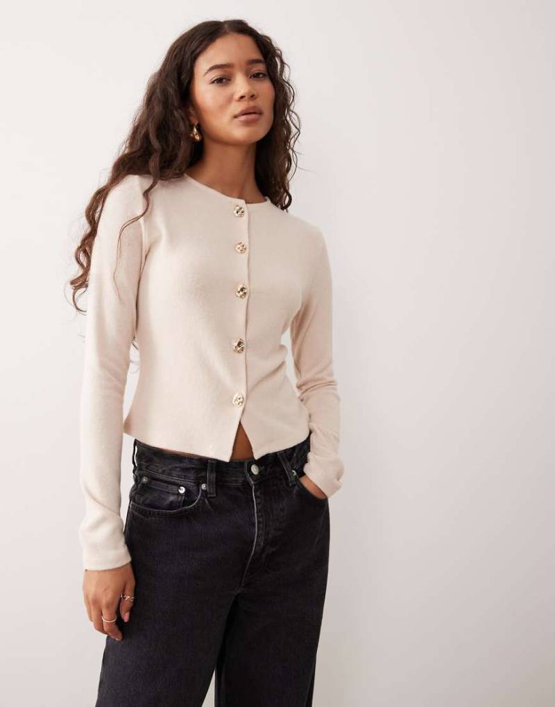 ASOS DESIGN - Superweiche Neat Fit Strickjacke in Creme mit goldfarbenem Knopfdetail-Weiß von ASOS DESIGN