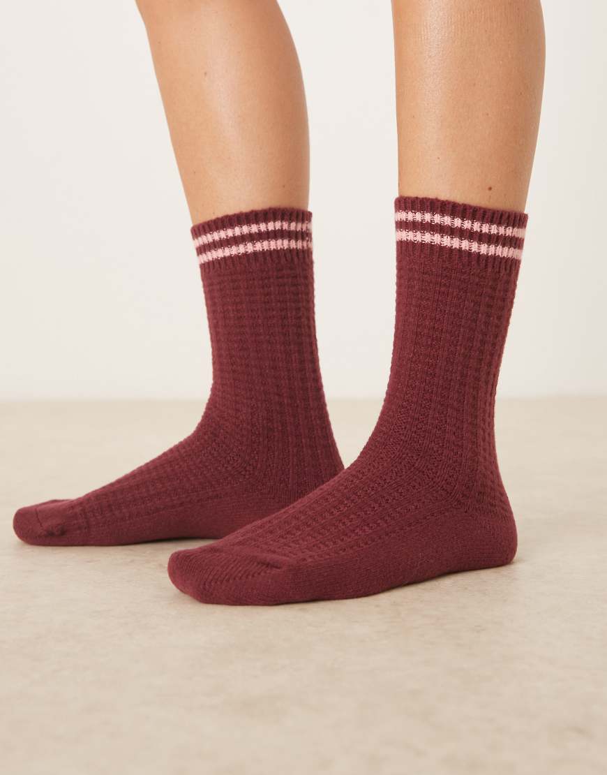 ASOS DESIGN - Superweiche Socken in Burgunderrot mit rosa Streifen und gerippter Waffelstruktur von ASOS DESIGN