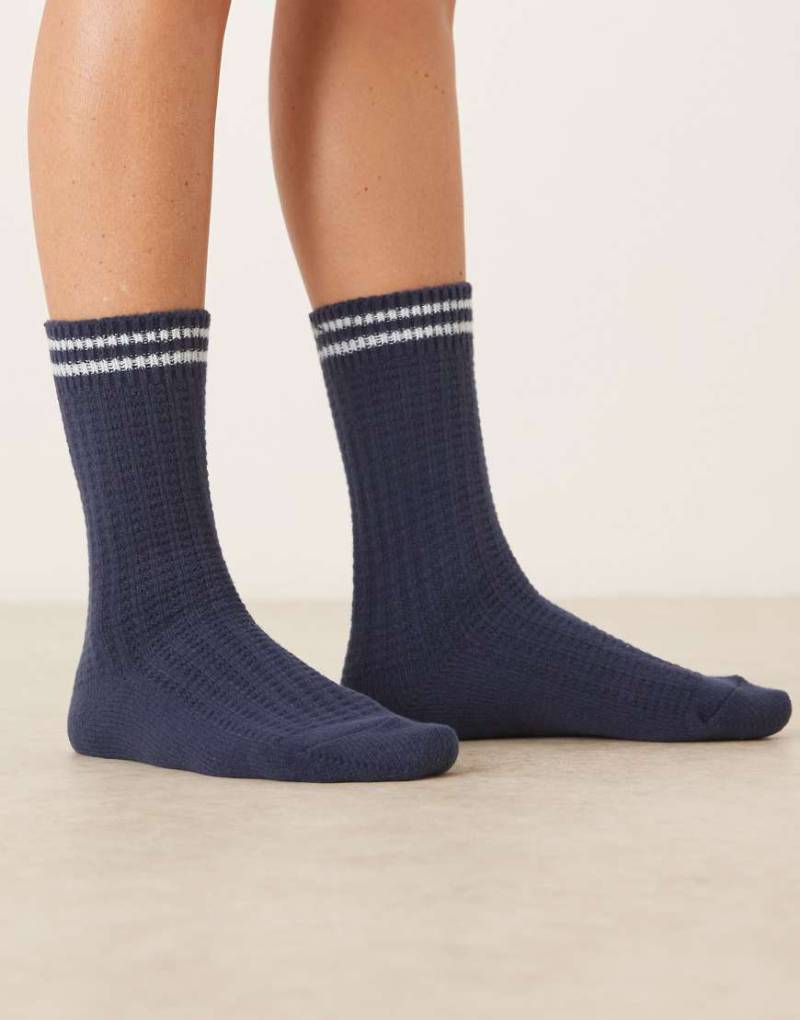 ASOS DESIGN - Superweiche Socken in Marineblau mit hellblauen Streifen und gerippter Waffelstruktur-Weiß von ASOS DESIGN