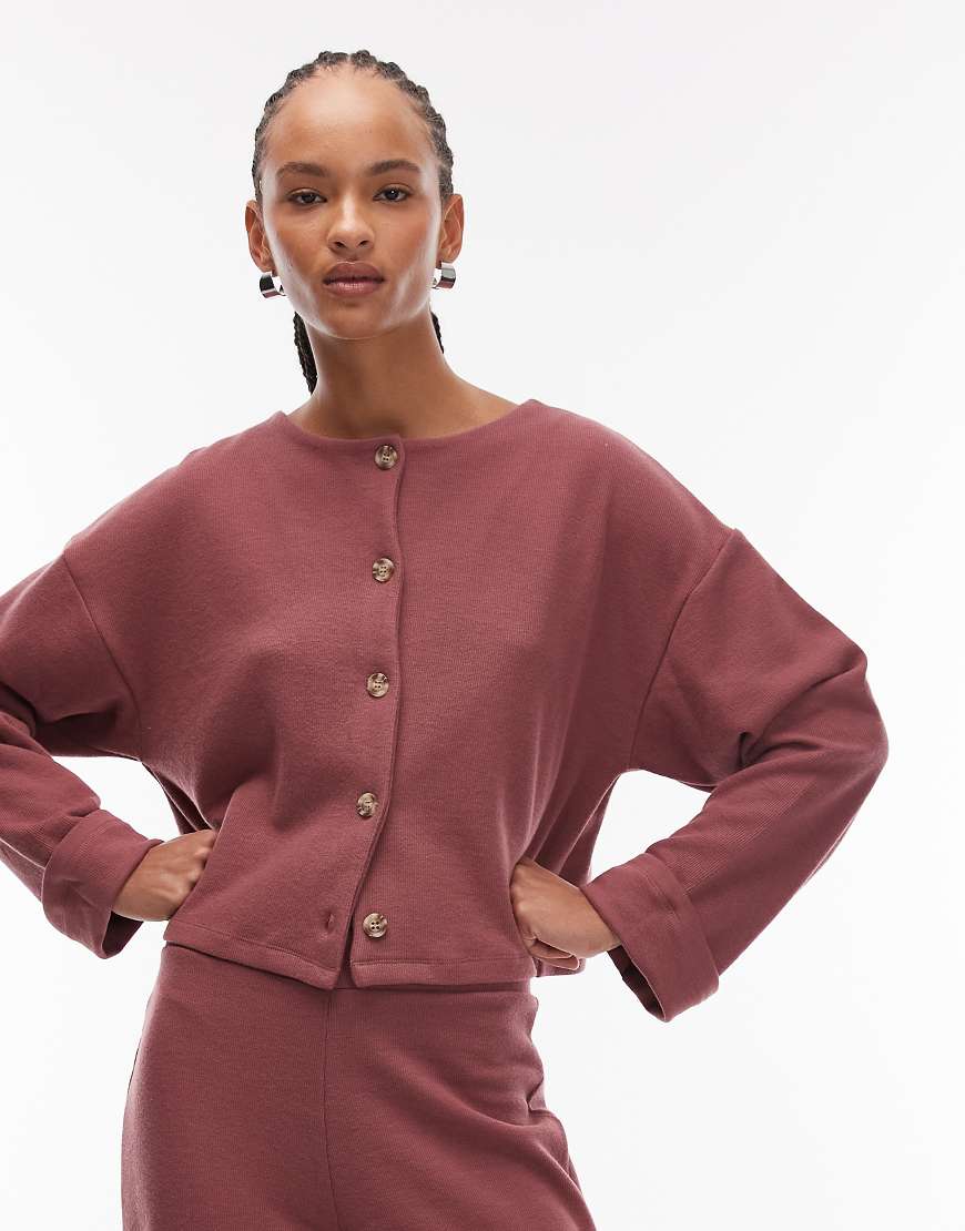 ASOS DESIGN - Superweiche Strickjacke in Dunkelrosé mit durchgehender Knopfleiste und umgeschlagenen Manschetten, Kombiteil-Rot von ASOS DESIGN