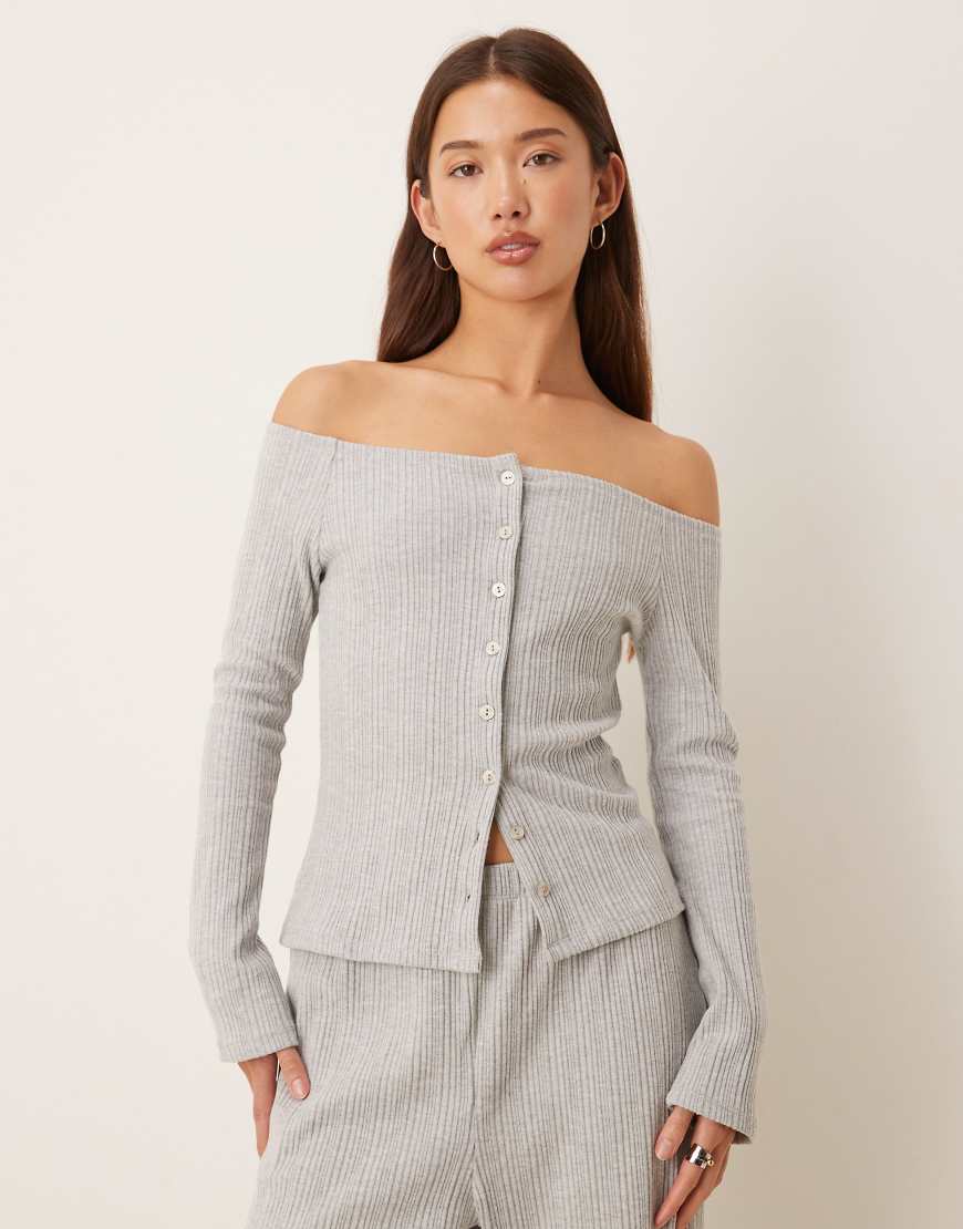 ASOS DESIGN - Superweiche Strickjacke in Grau mit Rippenstrukturmix und Carmen-Ausschnitt von ASOS DESIGN