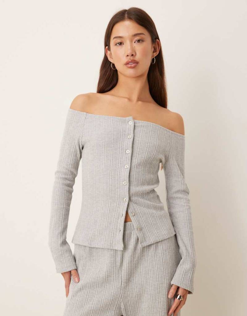 ASOS DESIGN - Superweiche Strickjacke in Grau mit Rippenstrukturmix und Carmen-Ausschnitt von ASOS DESIGN