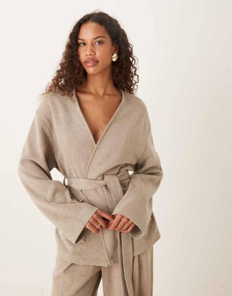 ASOS DESIGN - Superweiche Strickjacke in Taupe meliert mit Bindeband in der Taille, Kombiteil-Neutral von ASOS DESIGN