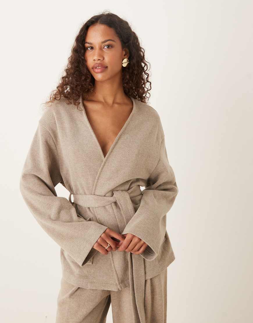 ASOS DESIGN - Superweiche Strickjacke in Taupe meliert mit Bindeband in der Taille, Kombiteil-Neutral von ASOS DESIGN