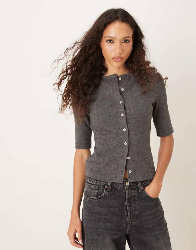 ASOS DESIGN - Superweiche Strickjacke in meliertem Grau mit halblangen Ärmeln und Knopfleiste von ASOS DESIGN