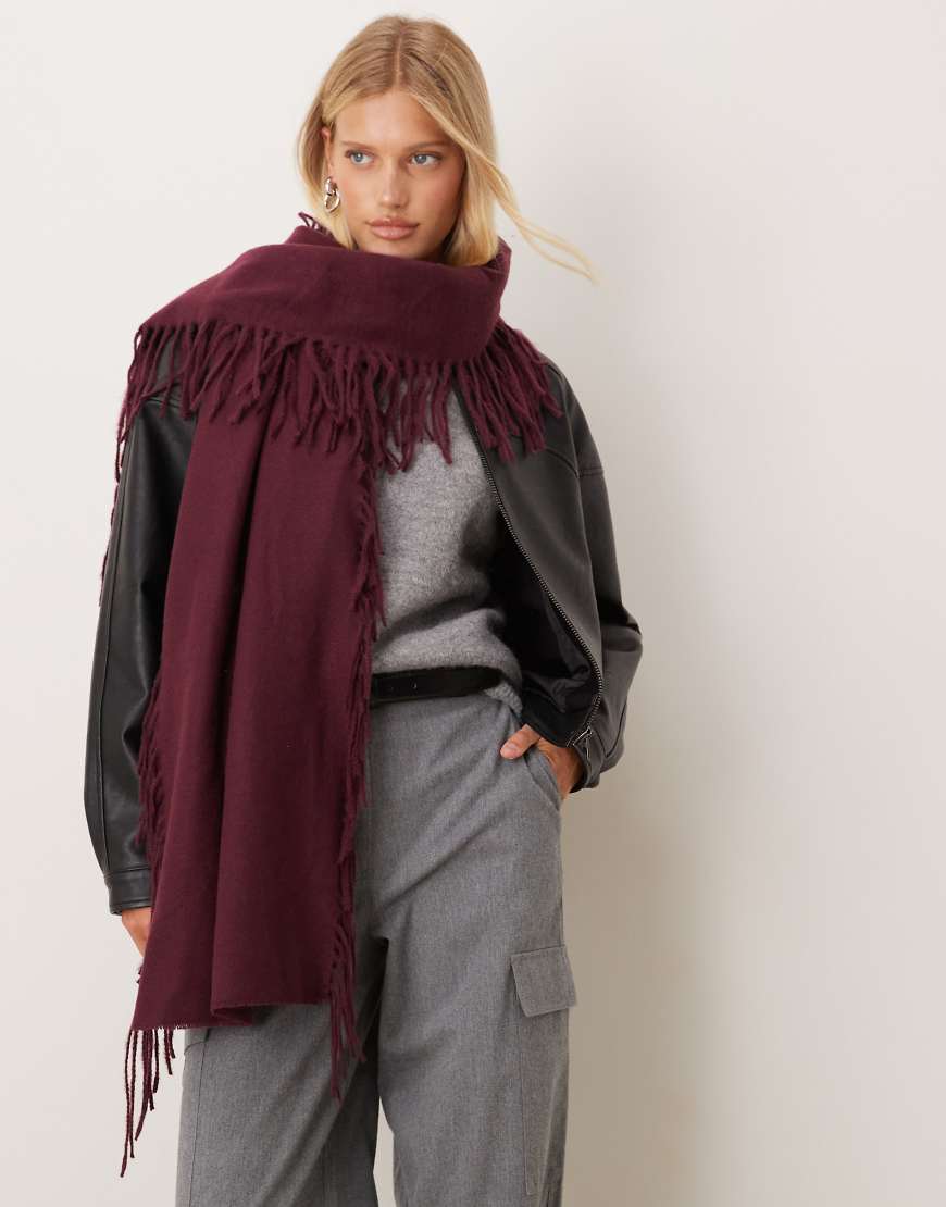 ASOS DESIGN - Superweicher, gewebter Schal in dunklem Kirschrot mit seitlichen Fransen von ASOS DESIGN
