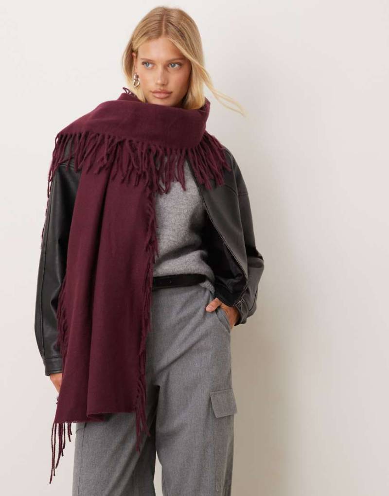 ASOS DESIGN - Superweicher, gewebter Schal in dunklem Kirschrot mit seitlichen Fransen von ASOS DESIGN