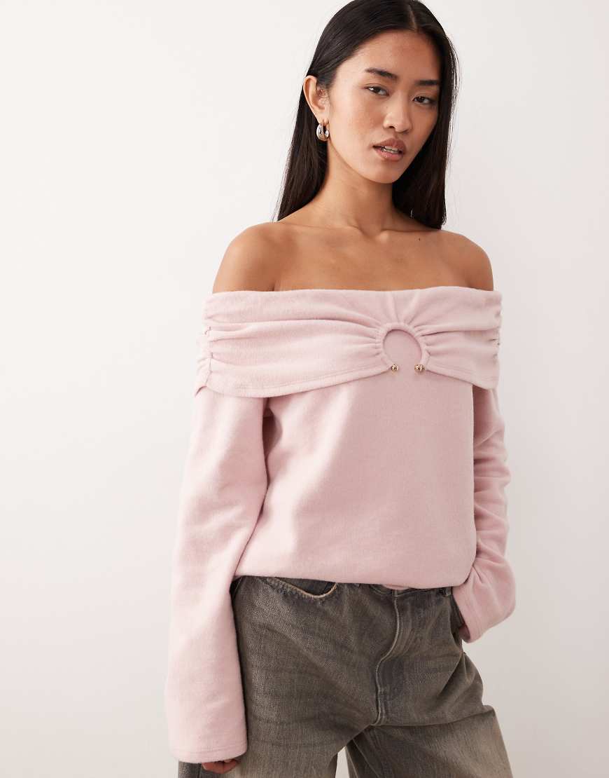 ASOS DESIGN - Superweicher, schulterfreier Pullover in Hellrosa mit Metalldetail von ASOS DESIGN