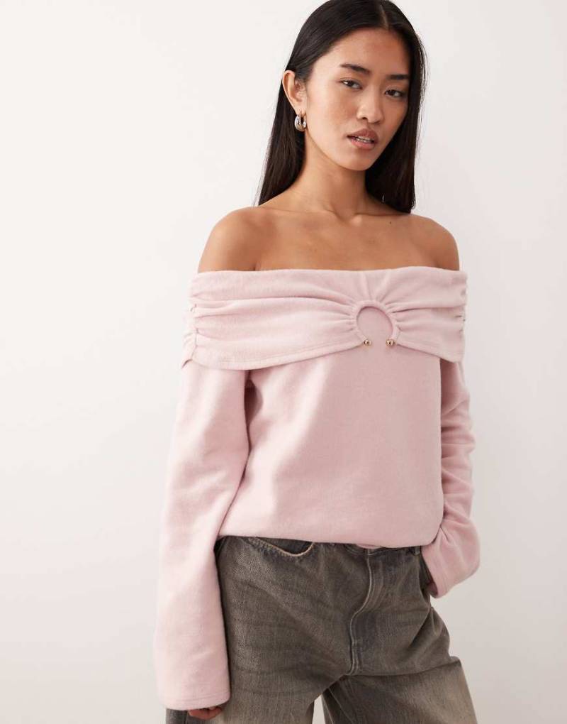 ASOS DESIGN - Superweicher, schulterfreier Pullover in Hellrosa mit Metalldetail von ASOS DESIGN
