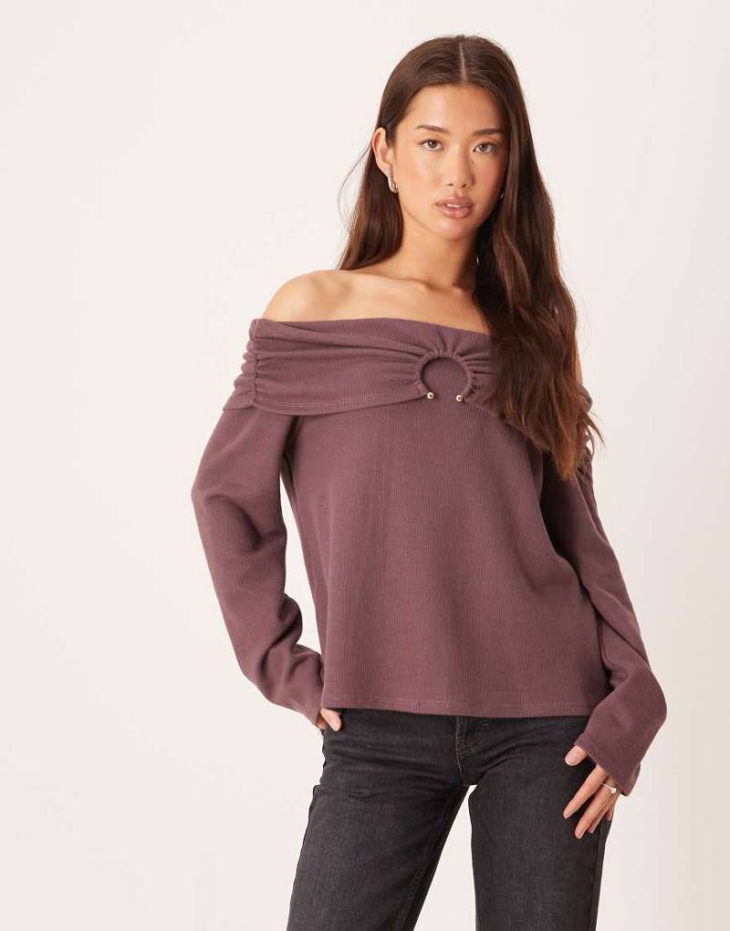 ASOS DESIGN - Superweicher, schulterfreier Pullover in staubigem Pflaumenlila mit Metalldetail-Brown von ASOS DESIGN