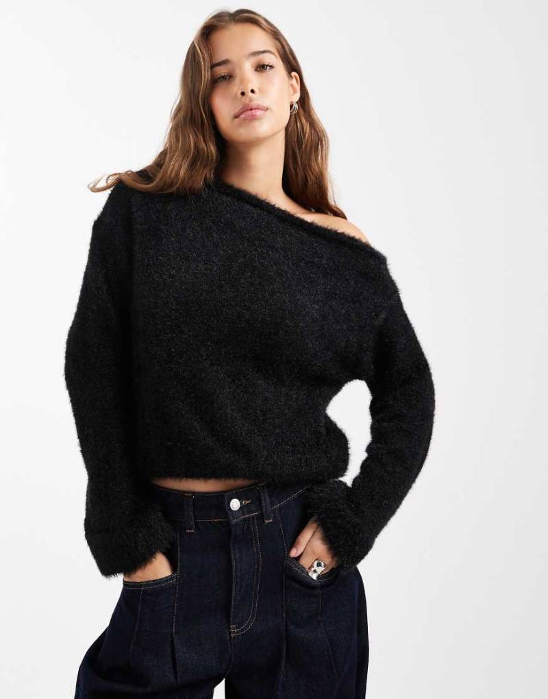 ASOS DESIGN - Flauschiger, taillierter One-Shoulder-Strickpullover in Schwarz von ASOS DESIGN