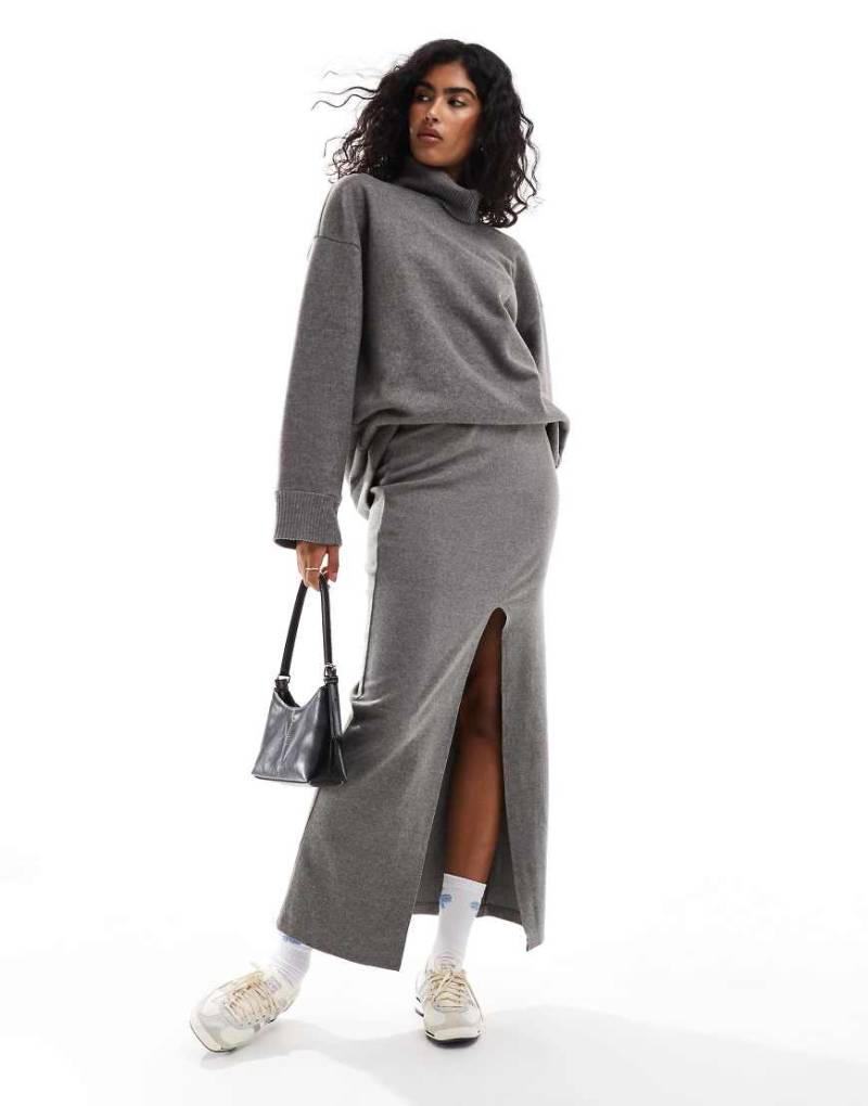 ASOS DESIGN - Superweicher Maxirock in Anthrazit meliert mit Schlitz vorne-Grau von ASOS DESIGN