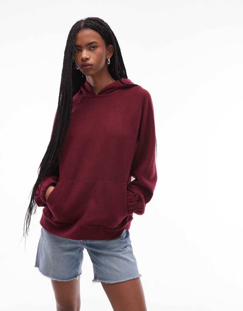 ASOS DESIGN - Superweicher Oversize-Kapuzenpullover in dunklem Kirschrot mit Raglanärmeln von ASOS DESIGN