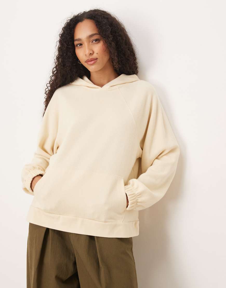 ASOS DESIGN - Superweicher Oversize-Kapuzenpullover in warmem Creme mit Raglanärmeln-Neutral von ASOS DESIGN