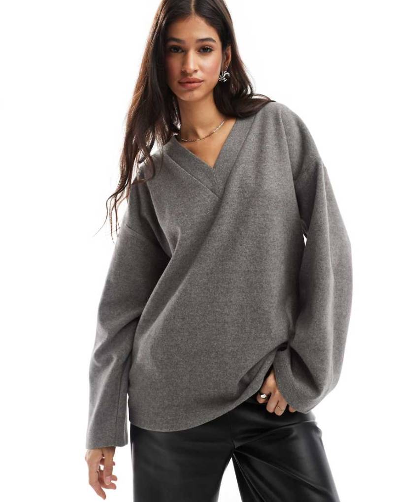 ASOS DESIGN - Superweicher Oversize-Pullover in Anthrazit mit V-Ausschnitt-Grau von ASOS DESIGN