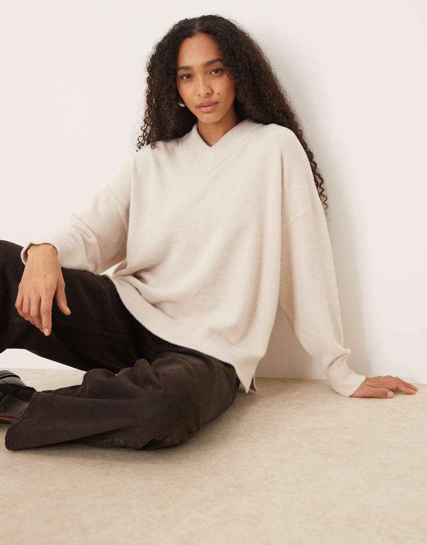 ASOS DESIGN - Superweicher Oversize-Pullover in Marshmallow mit V-Ausschnitt-Weiß ASOS DESIGN - Superweicher Oversize-Pullover in Marshmallow mit V-Ausschnitt-Weiß von ASOS DESIGN