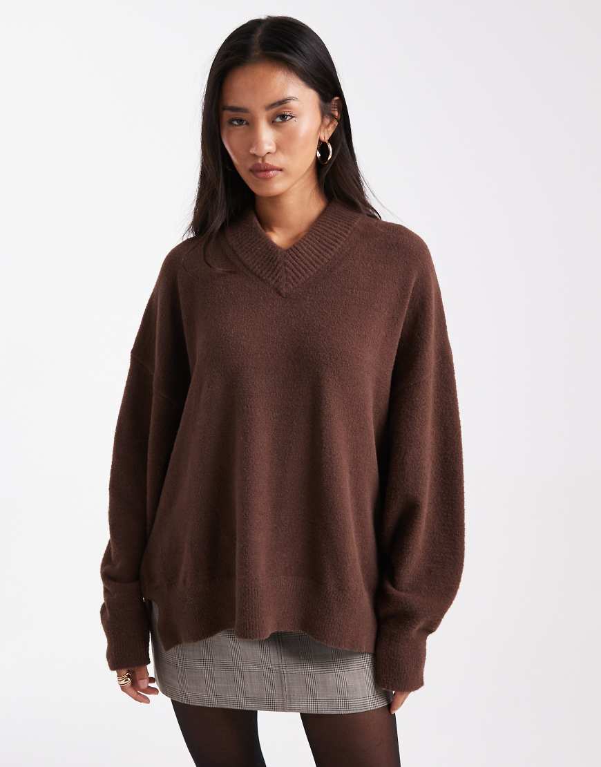 ASOS DESIGN - Superweicher Oversize-Pullover in Schokobraun mit V-Ausschnitt-Brown von ASOS DESIGN