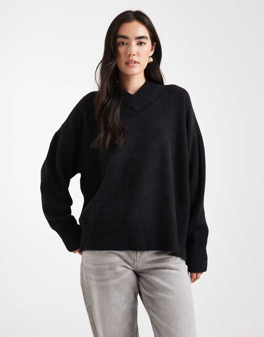 ASOS DESIGN - Superweicher Oversize-Pullover in Schwarz mit V-Ausschnitt von ASOS DESIGN