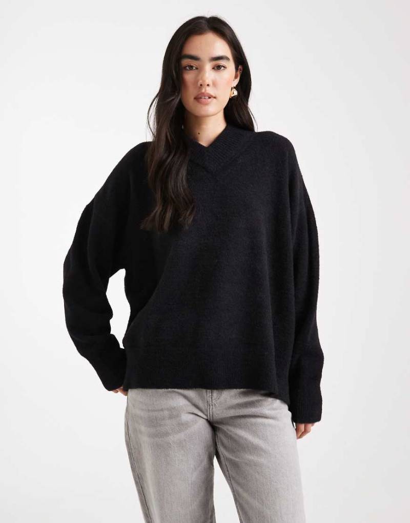 ASOS DESIGN - Superweicher Oversize-Pullover in Schwarz mit V-Ausschnitt von ASOS DESIGN
