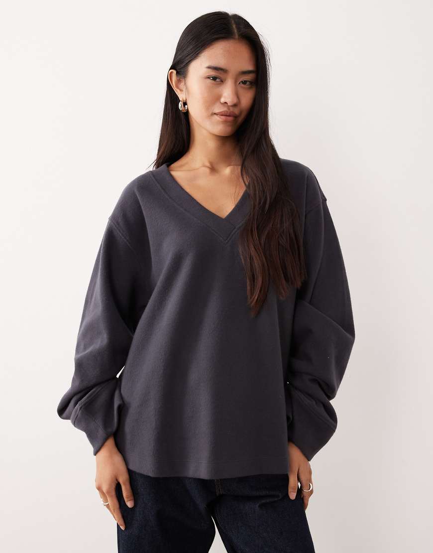 ASOS DESIGN - Superweicher Pullover in Grau mit V-Ausschnitt und gerafften Ärmeln von ASOS DESIGN