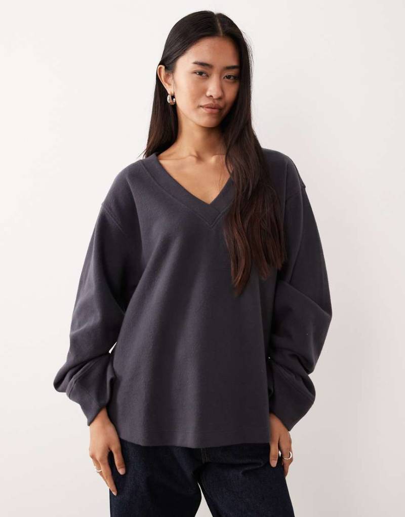 ASOS DESIGN - Superweicher Pullover in Grau mit V-Ausschnitt und gerafften Ärmeln von ASOS DESIGN