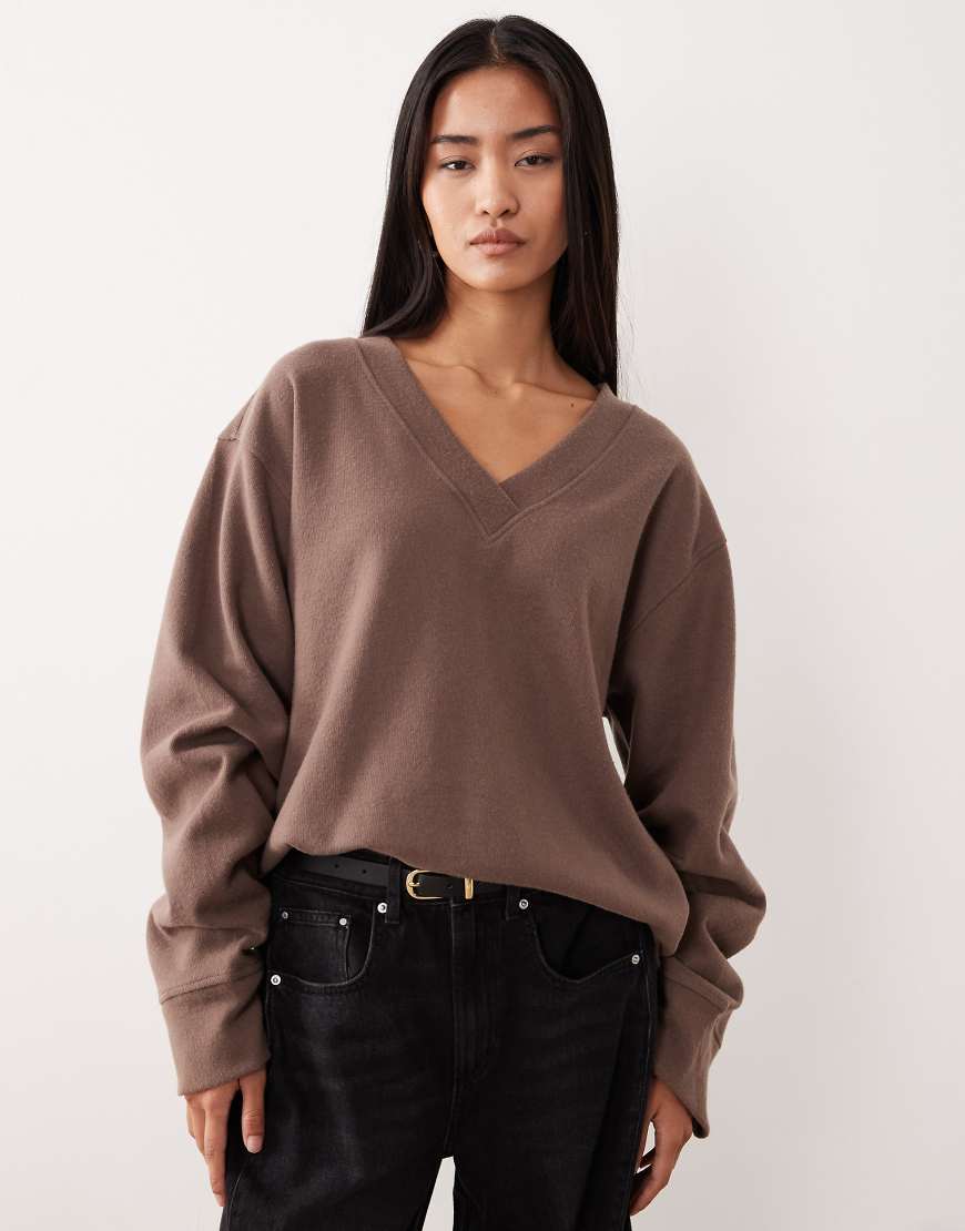 ASOS DESIGN - Superweicher Pullover in Mokka mit V-Ausschnitt und gerafften Ärmeln-Brown von ASOS DESIGN