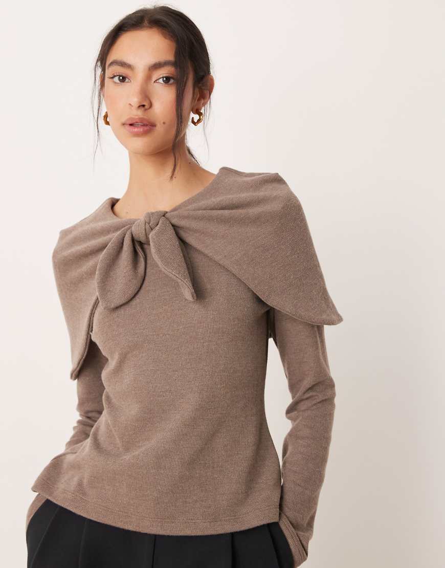 ASOS DESIGN - Superweicher Pullover in Mokka mit gebundenem Cape-Detail-Brown von ASOS DESIGN