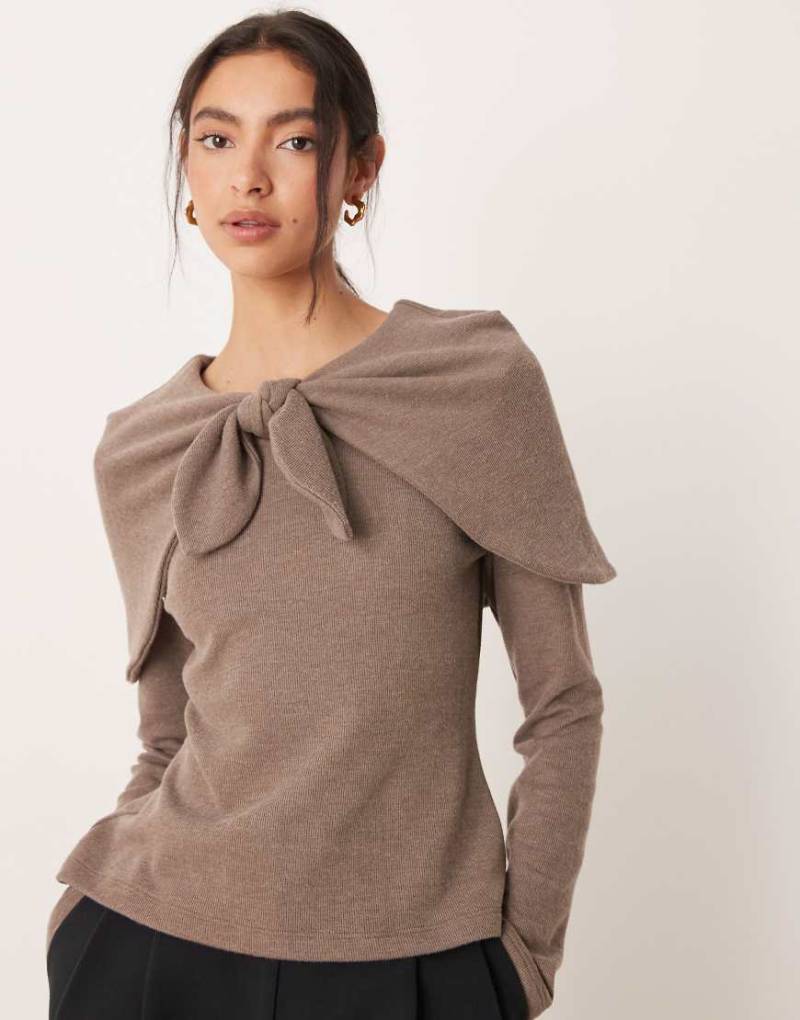 ASOS DESIGN - Superweicher Pullover in Mokka mit gebundenem Cape-Detail-Brown von ASOS DESIGN