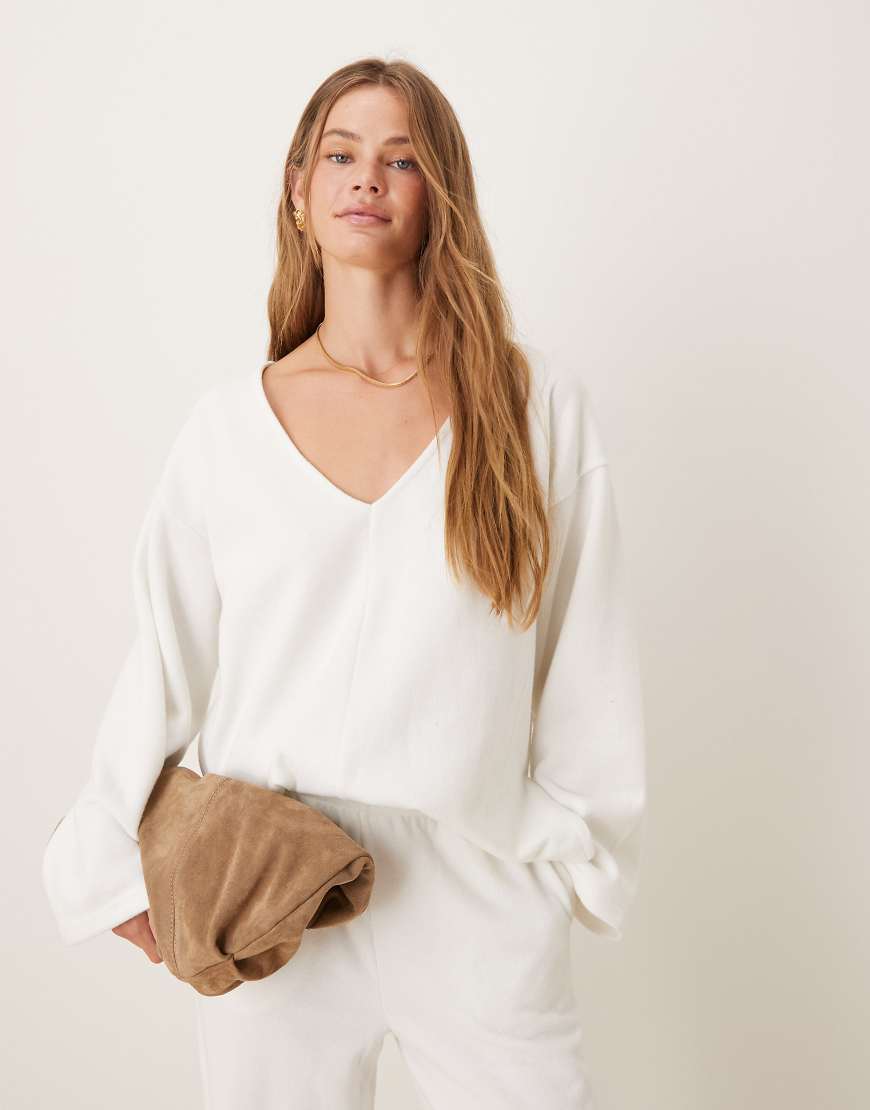 ASOS DESIGN - Superweicher Pullover in Winterweiß mit weitem V-Ausschnitt und Ziernaht vorn, Kombiteil von ASOS DESIGN