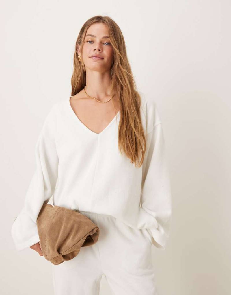 ASOS DESIGN - Superweicher Pullover in Winterweiß mit weitem V-Ausschnitt und Ziernaht vorn, Kombiteil von ASOS DESIGN